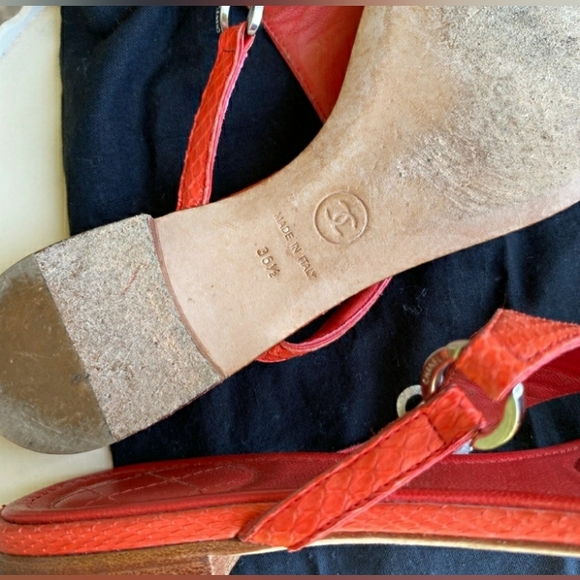 COPY - CHANEL CORAL LEATHER/SILVER CC LOGO EMBELLISHED PADDED THONG SANDAL | 3… - Picture 7 of 7